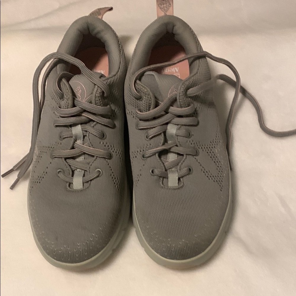 Stylish Gray Women’s Sneakers